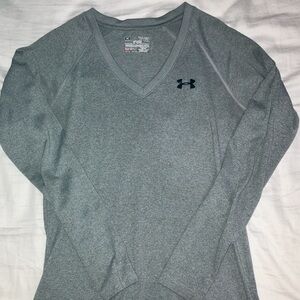 UNDER ARMOUR V NECK FITTED ATHLETIC SHIRT SIZE XS